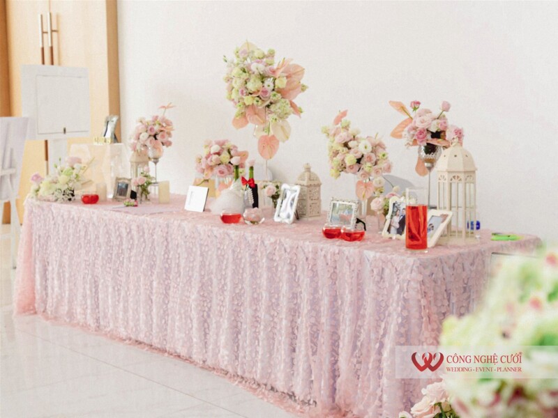 Mẫu trang trí bàn gallery tiệc cưới tông màu hồng